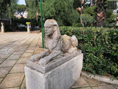 ...e due raffinate sfingi, il cui sguardo si perde attonito davanti a quell�alto edificio residenziale che ha preso il posto della loro splendida villa  